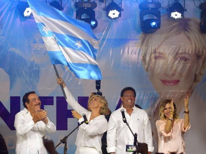 Cynthia Viteri, al centro, festeja junto al alcalde saliente de Guayaquil, Jaime Nebot 