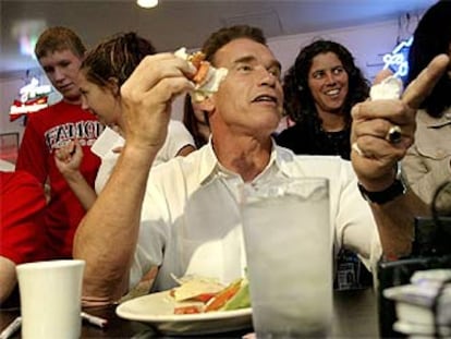 El candidato republicano a gobernador de California y actor, Arnold Schwarzenegger, en una pausa para comer.