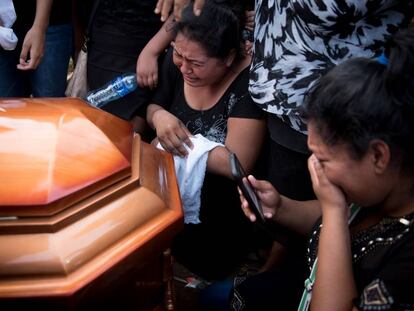 Familiares de Nelson Téllez Huete, de 35 años, durante sus funerales. 