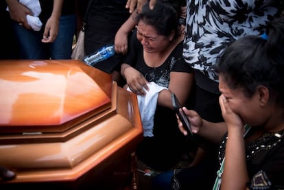 Familiares de Nelson Téllez Huete, de 35 años, durante sus funerales. 