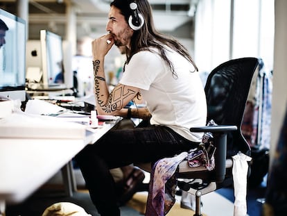 Un diseñador en el taller de la marca Desigual en Barcelona