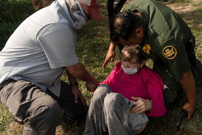 Um agente da patrulha fronteiriça dos EUA auxilia a idosa venezuelana na localidade texana de Del Rio, na quarta-feira. 