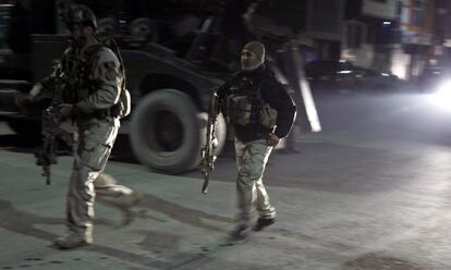 L'agència afganesa Pajhwok ha informat d'almenys dos morts, mentre que la ONG italiana Emergency ha indicat que el seu hospital, situat a 700 metres de l'ambaixada, ha rebut set pacients afganesos. A la imatge, membres de les forces de seguretat de l'Afganistan arriben al lloc de l'atemptat.