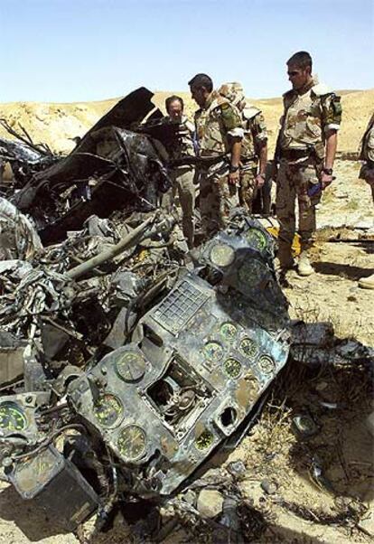 José Bono y varios militares inspeccionan los restos del helicóptero.