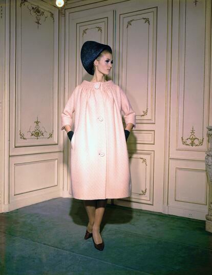 Una modelo con un abrigo de lana con silueta globo de Pierre Cardin en 1962.