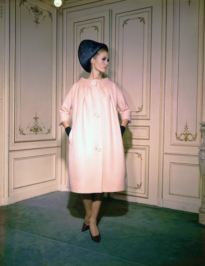 Una modelo con un abrigo de lana con silueta globo de Pierre Cardin en 1962.