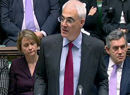 Alistair Darling, ante el Parlamento durante la presentación de los presupuestos preliminares del Estado para el curso 2009-2010