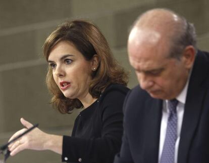 La vicepresidenta Sáenz de Santamaría amb el ministre Fernández Díaz