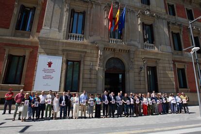 Parlamentarios forales, junto con representantes del Gobierno de Navarra, y del Ayuntamiento de Pamplona, durante una concentración el lunes a las puertas del Legislativo navarro en señal de repulsa por el asesinato por violencia machista cometido el sábado en la capital navarra.