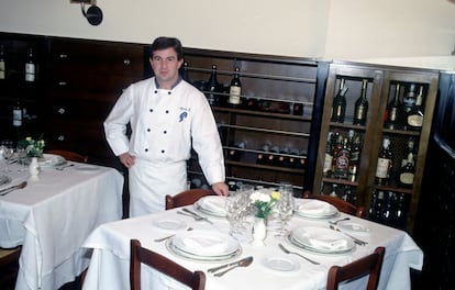 Martín Berasategui posa en 1989 en el viejo Bodegón Alejandro, el restaurante que en en los años 70 sus padres Martín y Gabriela, y su tía María regentaban como una casa popular de comidas. Allí se curtió como cocinero y se hizo el chef que hoy es. En 1986 logró que la guía Michelin le otorgara la primera estrella.