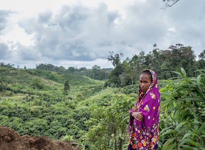 Marivic 'Tarsila' Danyan en una plantación de café cerca de la aldea de Tabasco (Filipinas).