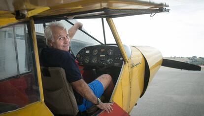 Luis Javier P&eacute;rez, amb la seva avioneta a l&#039;aeroport de Sabadell.