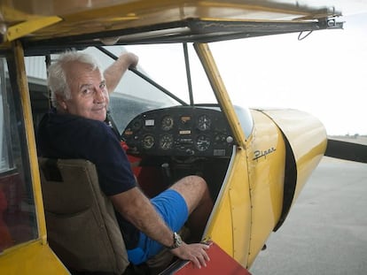 Luis Javier P&eacute;rez, amb la seva avioneta a l&#039;aeroport de Sabadell.