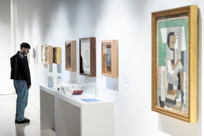 Un visitante de la exposición 'Pablo Picasso: estructuras de la invención. La unidad de una obra’ en el Museo Picasso Málaga este lunes.