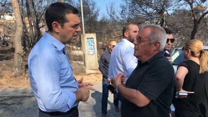 Alexis Tsipras, primer ministro griego, visita la zona devastada por el mayor incendio sufrido por el país el pasado 30 de julio.
