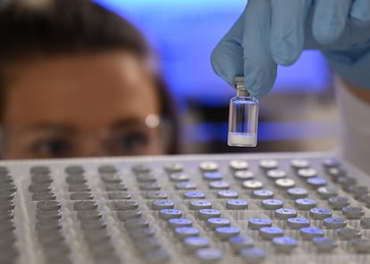 Una técnica de laboratorio manipula una muestra en un laboratorio de la farmacéutica Merck en Darmstadt (Alemania)