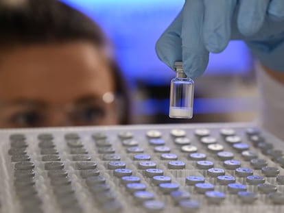 Una técnica de laboratorio manipula una muestra en un centro de la farmacéutica Merck en Darmstadt (Alemania).