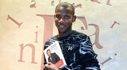 Lassana Bathily, el pasado diciembre con el libro que ha escrito sobre su vida y el ataque al supermercado judío de París.