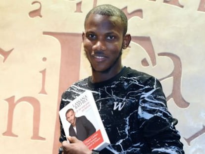 Lassana Bathily, el pasado diciembre con el libro que ha escrito sobre su vida y el ataque al supermercado jud&iacute;o de Par&iacute;s. 