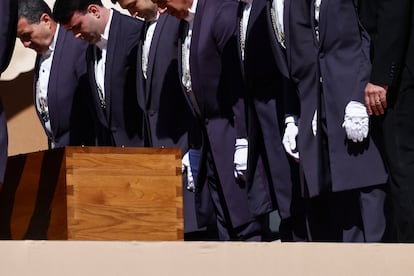 Los portadores del féretro se inclinan junto al ataúd del papa Francisco, durante su misa funeral, en el Vaticano.