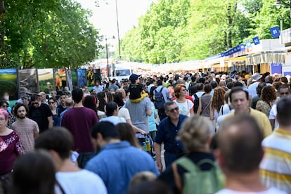 Visitantes durante una jornada de la 82ª edición de la Feria del Libro de Madrid.