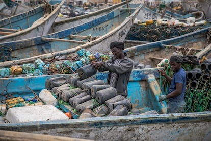 Un trabajador limpia de arena un aparato para atrapar pulpos. La mayor parte de este cefalópodo que se consume en Europa viene de África Occidental.