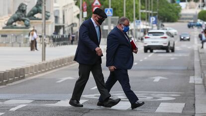 El comisario jubilado José Manuel Villarejo, con gorra, junto al Congreso de los Diputados en mayo de 2021.