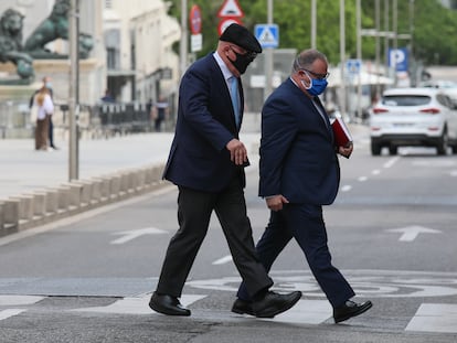 El comisario jubilado José Manuel Villarejo, con gorra, junto al Congreso de los Diputados en mayo de 2021.