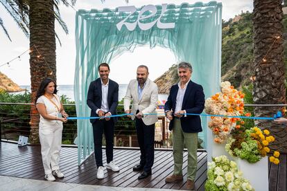 El tenista Rafa Nadal, acompañado por Gabriel Escarrer, consejero delegado de Meliá, y Javier Arus, socio de Azora (propietaria del hotel) en la inauguración de Zel Costa Brava en Tossa de Mar.