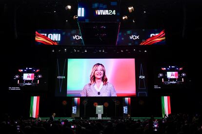 La primera ministra italiana, Giorgia Meloni, participa por vídeo conferencia en el acto de Vox celebrado este domingo en Madrid. 