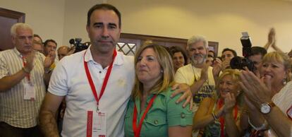 Los militantes socialistas felicitan a Irene García tras el último congreso de su partido en Cádiz.