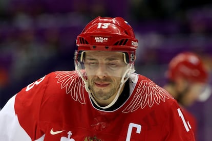 El ruso Pavel Datsyuk durante el partido de hockey entre EEUU y Rusia de la ronda preliminar del grupo A en los Juegos de Sochi.