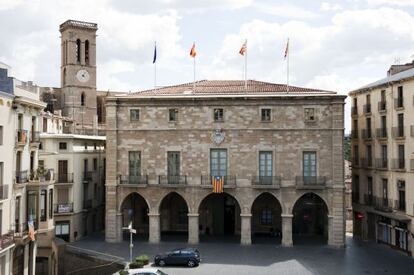 La estelada ondea en el balc&oacute;n del ayuntamiento de Manresa.