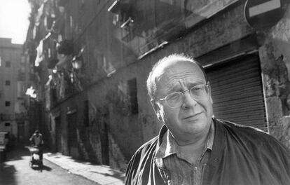 El escritor Manuel Vázquez Montalbán, en Barcelona en 1997.