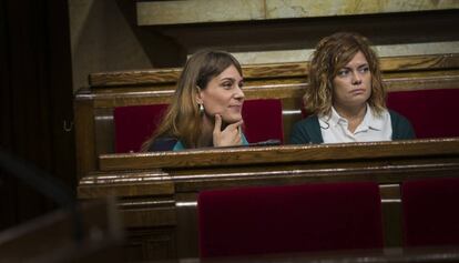 Jessica Albiach y Elisenda Alamany, presidenta y portavoz de Catalunya en Comú-Podem, en el Parlament.