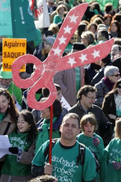 Un manifestante y 'el tijeretazo'.