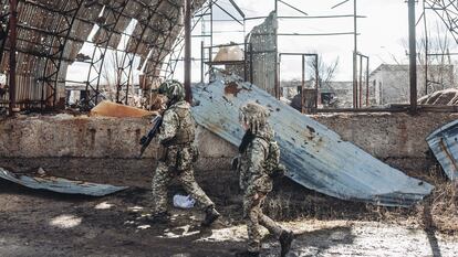 Dos soldados, del ejército ucranio, caminan por una antigua fábrica destruida por la guerra en la línea del frente, el 19 de febrero en Avdiivka, Oblast de Donetsk (Ucrania).