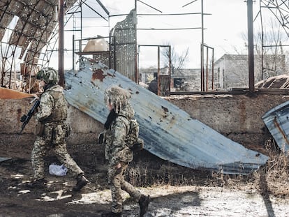 Dos soldados, del ejército ucranio, caminan por una antigua fábrica destruida por la guerra en la línea del frente, el 19 de febrero en Avdiivka, Oblast de Donetsk (Ucrania).