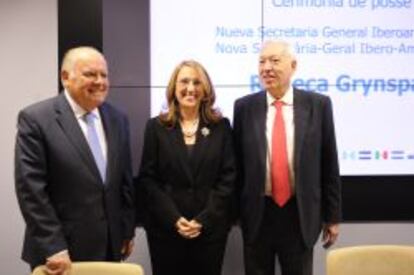 Rebeca Grynspan, nueva secretaria geral iberoamericana, junto al primer secretario general iberoamericano, Enrique V. Iglesias, y el ministro de Asuntos Exteriores y de Cooperaci&oacute;n de Espa&ntilde;a, Jos&eacute; Manuel Garc&iacute;a Margallo.