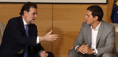 El presidente del Gobierno en funciones, Mariano Rajoy, y el l&iacute;der de Ciudadanos, Albert Rivera.