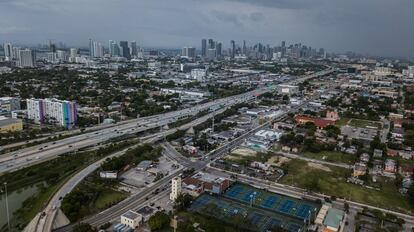 Una vista aérea de la carretera Interstate 95 con downtown Miami de fondo. La autopista Interstate 95, que va desde Florida hasta Canadá, es una de las más largas y congestionadas del estado de Florida.