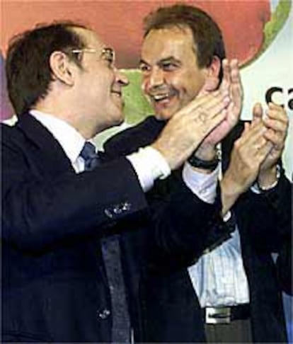 Los socialistas Nicolás Redondo y José Luis Rodríguez Zapatero, ayer en el mitin del PSE en Vitoria.