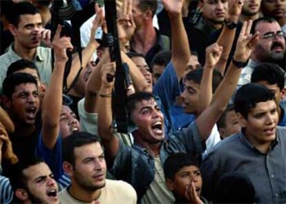 Miles de palestinos, muchos de ellos armados, han recorrido Gaza para reclamar el fin de la corrupción.