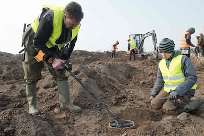 Semejante hallazgo sucedió en enero, en un terreno agrícola, cerca de la aldea de Schaprode y ahora sale a la luz. Luca, el joven estudiante dio con el botín cuando rastreaba con un detector de metales junto a René Schön, un voluntario de un programa de arqueología local. En la imagen, piezas pertenecientes al rey danés Harald Bluetooth. En la imagen, el arqueólogo amateur Rene Schoen (i) y el joven estudiante de 13 Luca Malaschnichenko con un detector de metal en Shaprode, el 13 de abril 2018.