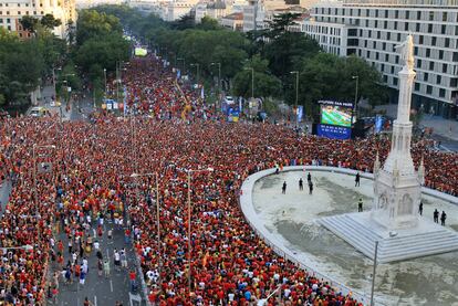 Más de 200.000 personas abarrotaron la plaza de Colón y el paseo de Recoletos hasta la plaza de Cibeles durante el partido de la final del Mundial.