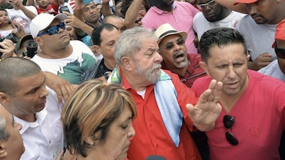 Ex-presidente Lula entre apoiadores.