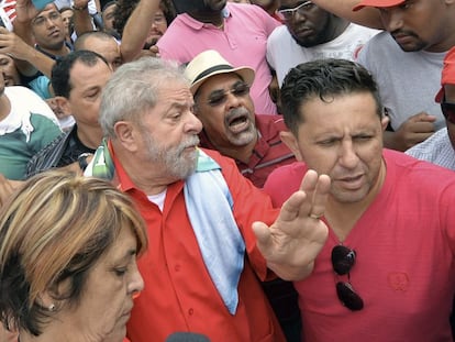 Ex-presidente Lula entre apoiadores.