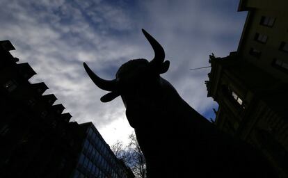Contraluz de un toro, símbolo de negocio exitoso, en la bolsa de valores de Francfort (Alemania).