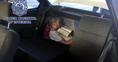 Fotografía facilitada por la Policía Nacional, que ha localizado en el puerto de Algeciras a un inmigrante oculto en el doble fondo del maletero de un vehículo.