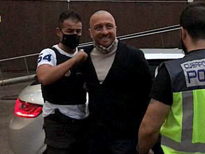 El fugitivo Vittorio Raso al ser detenido el 10 de octubre de 2020 en Barcelona, en el momento en el que era trasladado a dependencias policiales.